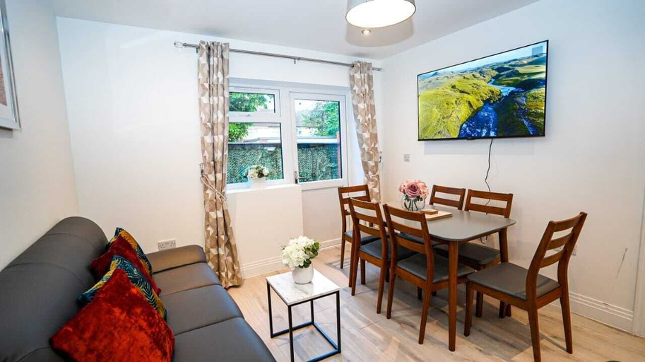Others 4, 4-Bed 3-Bath Haven Perfect for 8 Guests, Slough