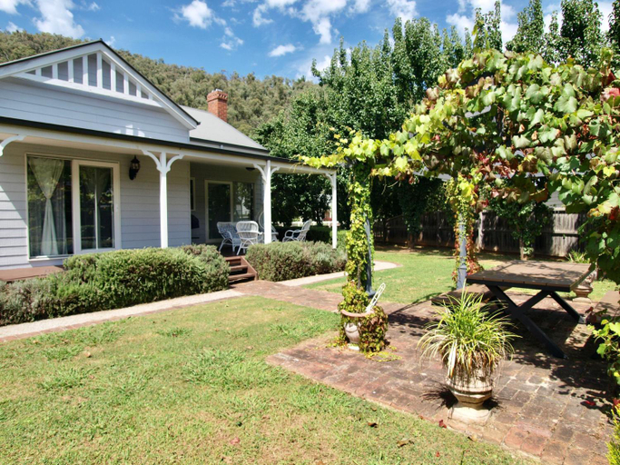 Collins Cottage - Luxury Accommodation, Alpine - East