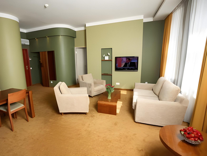 Others 5, Hotel London, Tartu