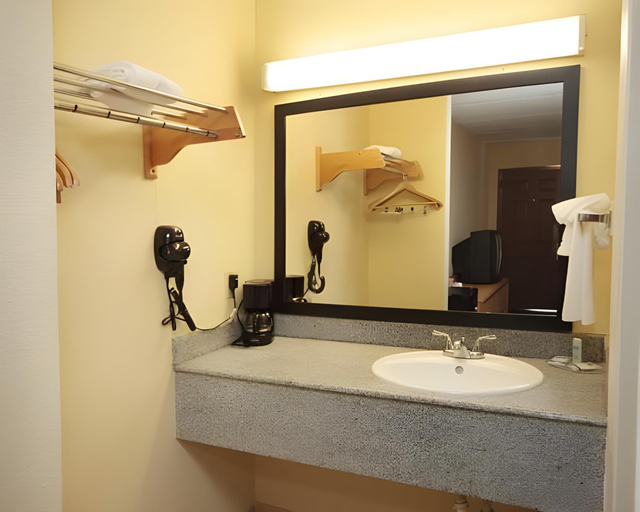 Bathroom, Rodeway Inn Charlotte, Mecklenburg