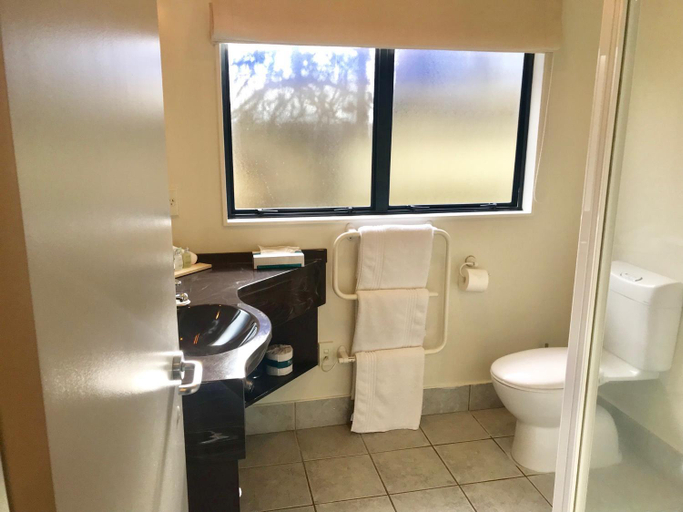 Bathroom 2, Claremonte Motor Lodge, Hastings city
