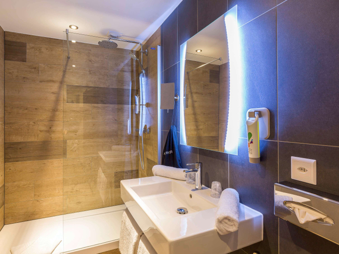 Bathroom 5, ibis Styles Genève Palexpo Aéroport, Genève