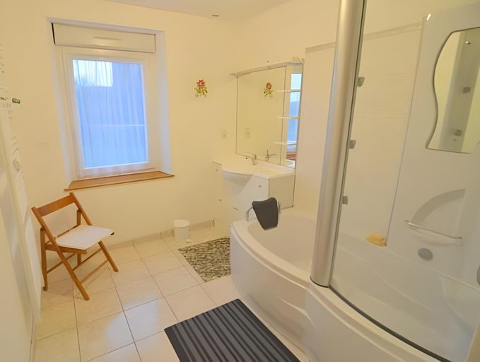 Bathroom 3, Home for 7 Guests in Plouvara, Côtes-d'Armor