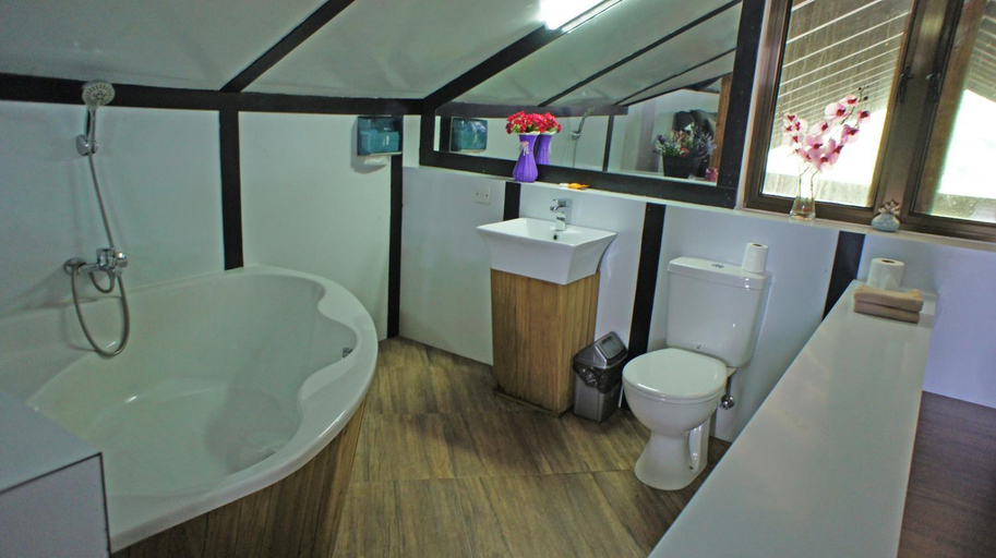 Bathroom 4, Blue Hill