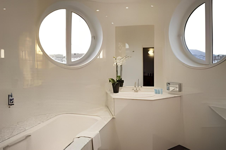 Bathroom 4, Escale Oceania Marseille Vieux Port, Bouches-du-Rhône