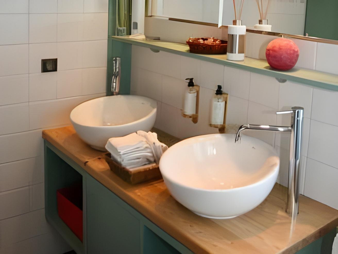 Bathroom 4, Brit Hotel Florimont, Haute-Savoie