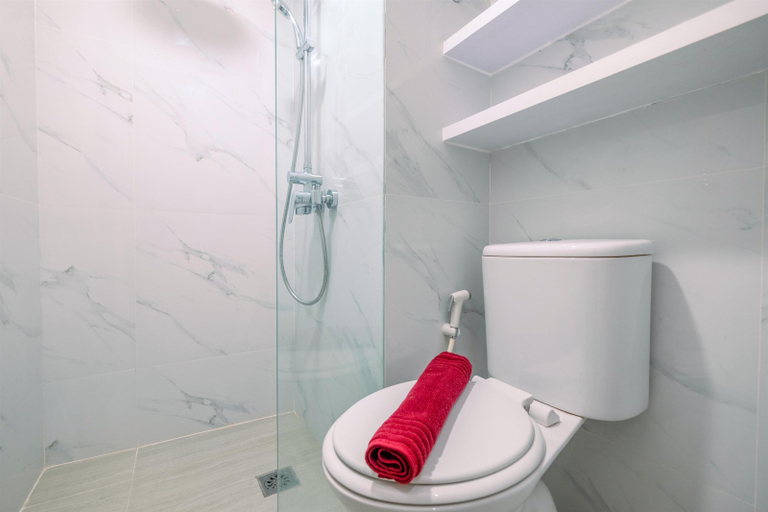 Bathroom 5, Modern and Tidy 2BR Podomoro Golf View Apartment By Travelio, Bogor