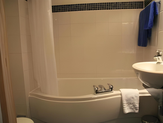 Bathroom 3, Weald of Kent Golf Course and Hotel, Kent