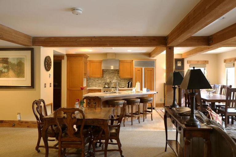 Food & Drinks, The Chateaux Deluxe Studio, Summit