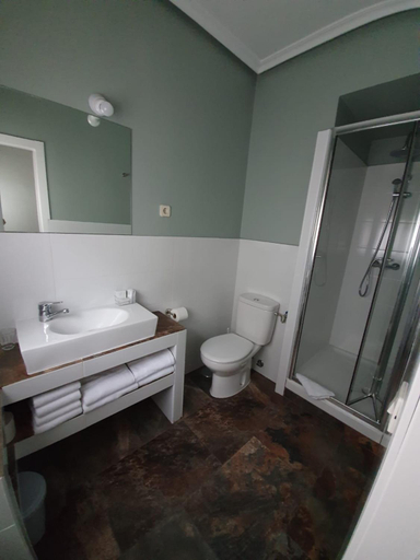 Bathroom 2, Hostal Riesco, Madrid