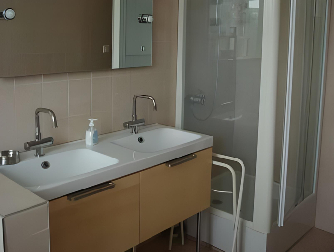 Bathroom 3, Le Clos des Tanneurs, Rhône