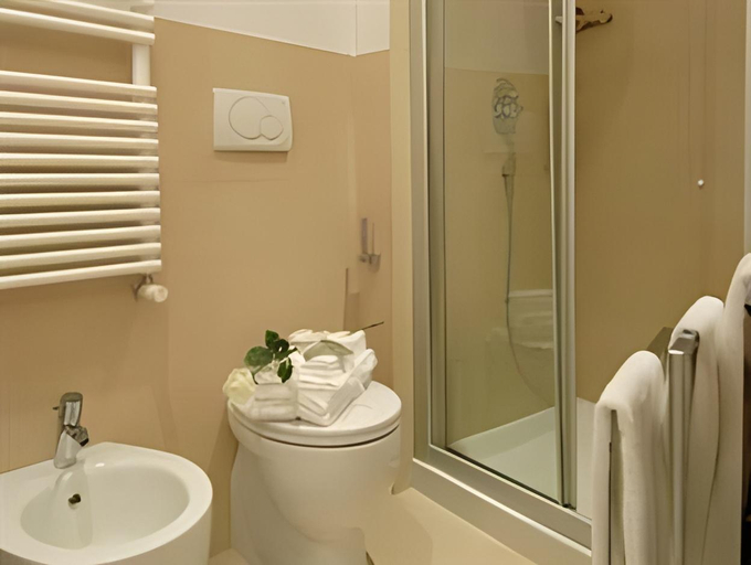 Bathroom 3, Ara Pacis Inn, Rome
