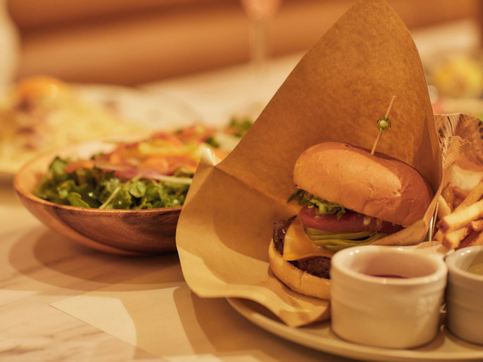 Food & Drinks 9