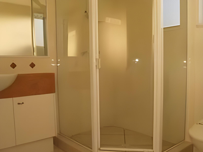 Bathroom 4, Kingsrow Holiday Apartments, Caloundra - Caloundra S.