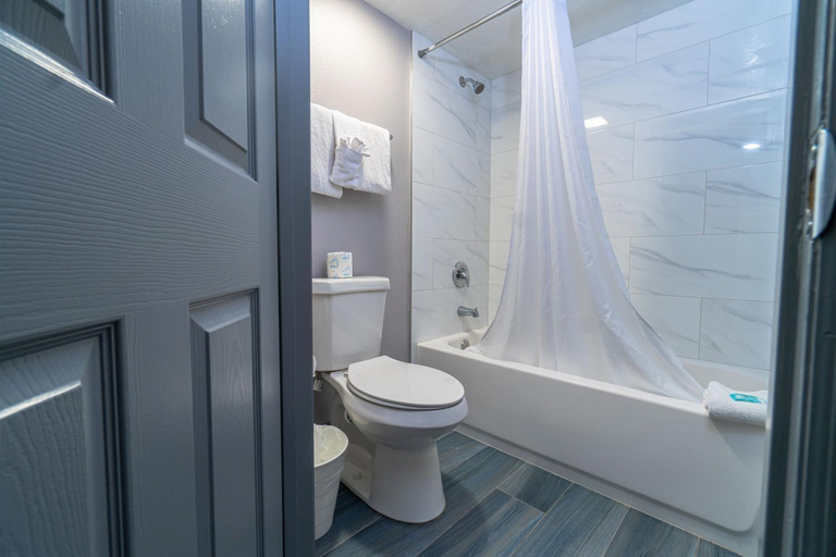 Bathroom 4, Sunshine Inn, Osceola