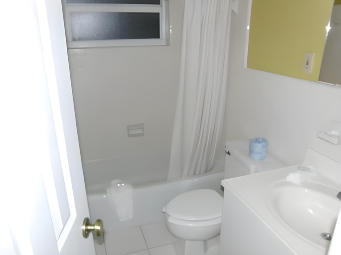 Bathroom 4, Regency Inn & Suites Sarasota, Sarasota