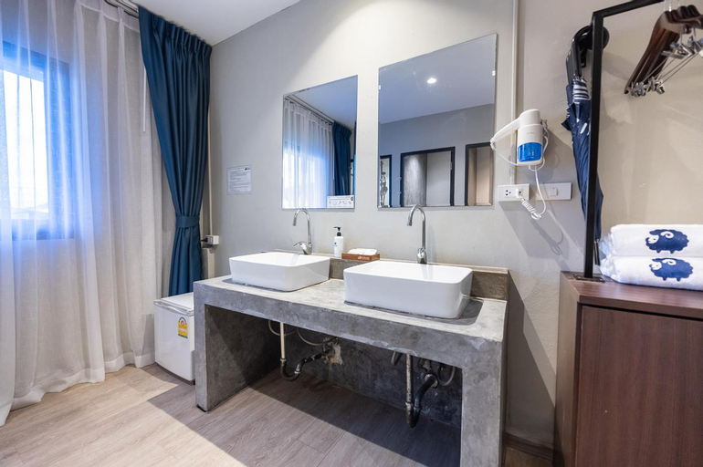 Bathroom 16
