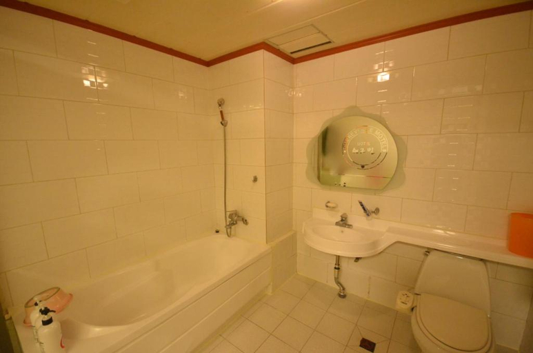 Bathroom 3, Jeonju Cherevill Motel, Jeonju