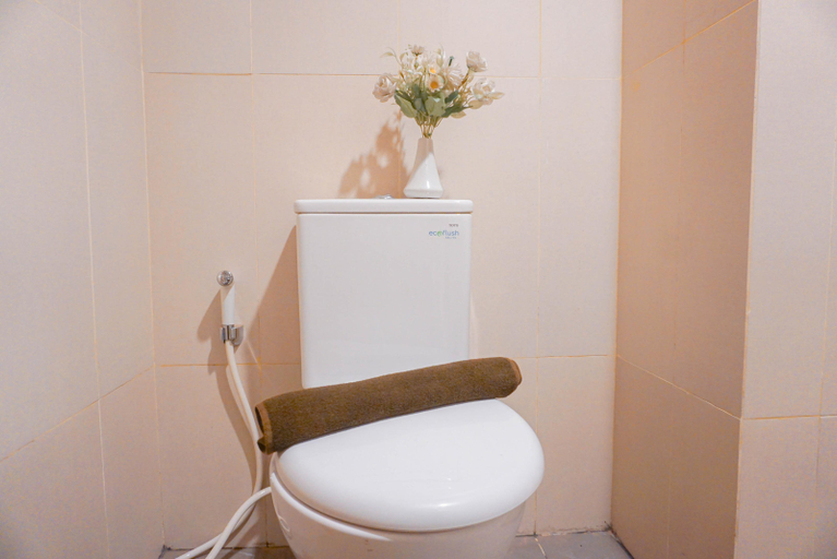 Bathroom 3, Comfortable Studio Room at LRT City Jatibening By Travelio, Bekasi