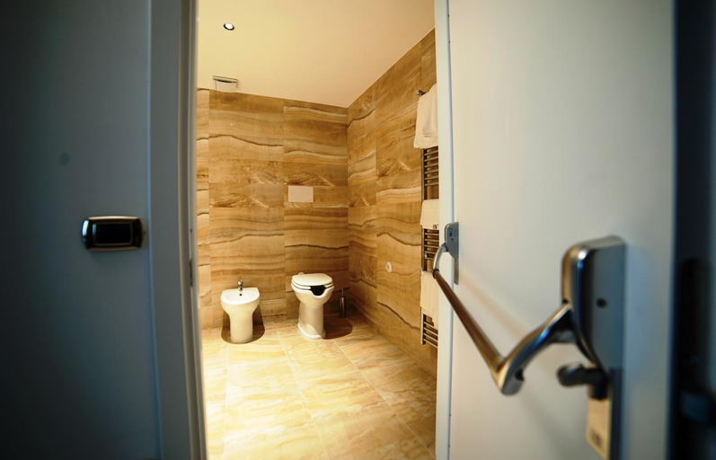 Bathroom 3, Family Center Hotel, Salerno