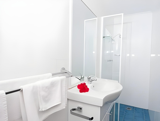 Bathroom 4, Seashells Beachfront Resort, Greater Taree