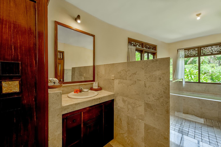 Bathroom 10