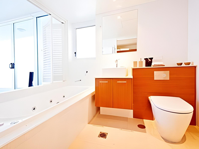 Bathroom 3, Lanai Apartments, Mackay - Pt A