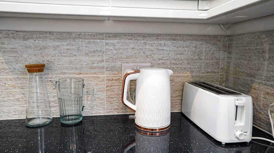 Others 5, 4-Bed 3-Bath Haven Perfect for 8 Guests, Slough