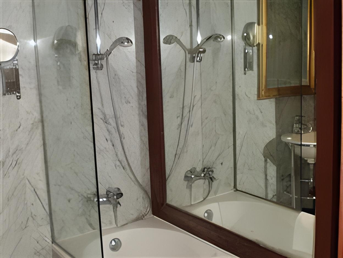 Bathroom 3, Reial Pirineus Hotel, Pyrénées-Orientales