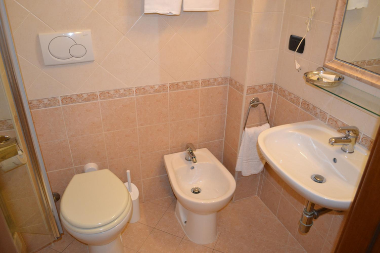 Bathroom 5, Dipendenza Hotel Galileo, Rome