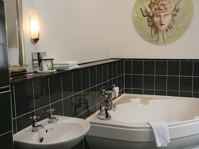 Bathroom 5, Hogarths Stone Manor, Worcestershire