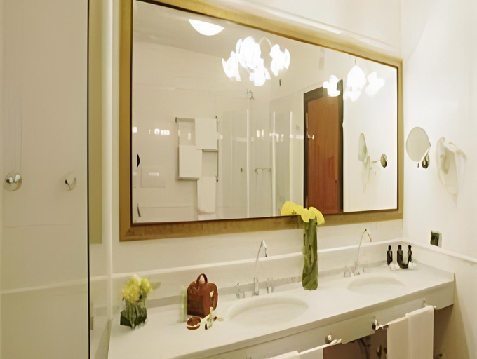 Bathroom 4, Hotel Bernini Palace, Florence