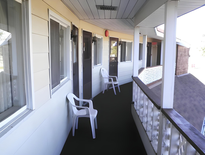 Exterior & Views 3, Aquarius Motel, Lanark
