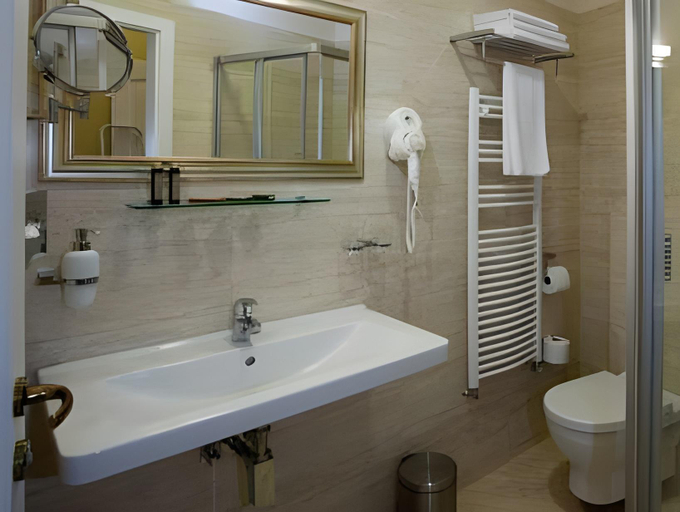 Bathroom 3, Barokk Hotel Promenad, Győr