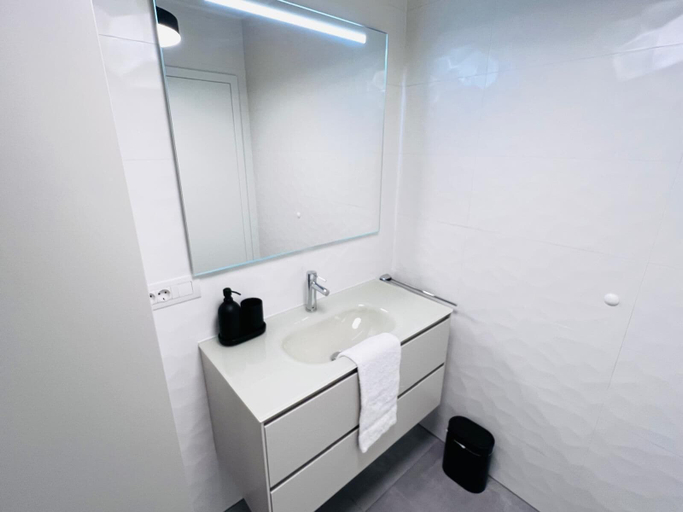 Bathroom 2, Lovely 1 bedroom flat w balcony&parking, Luxembourg