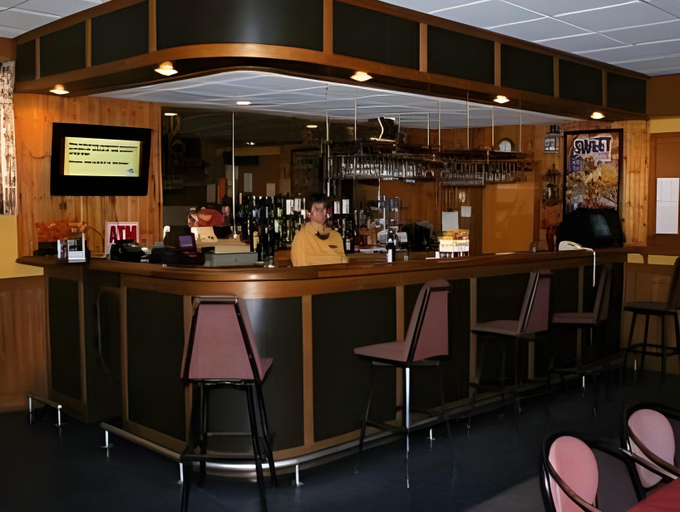 Food & Drinks 4, Shallow Bay Motel & Cabins Conference Centre, Division No. 9
