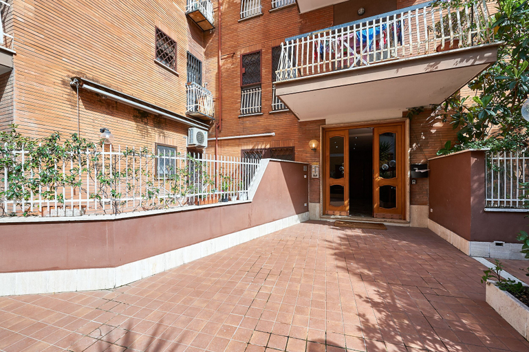 Exterior & Views 2, Anastasio II apartment, Roma