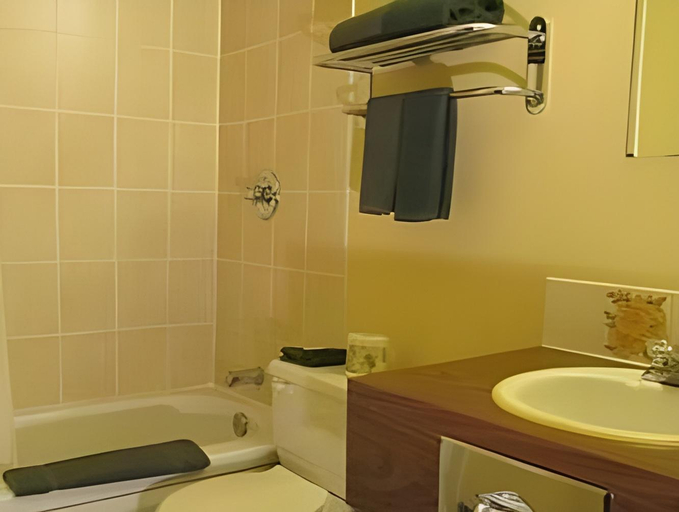 Bathroom 4, Lacombe Motor Inn, Division No. 8