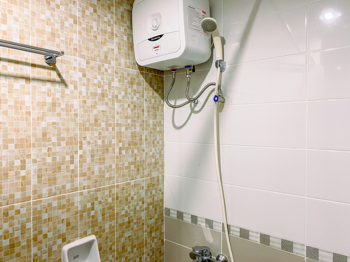 Bathroom, Cozy and Spacious 2BR Apartment at Royal Olive Residence By Travelio, Jakarta Selatan
