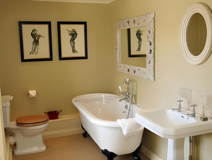 Bathroom 2, The Horse And Groom Inn, Wiltshire