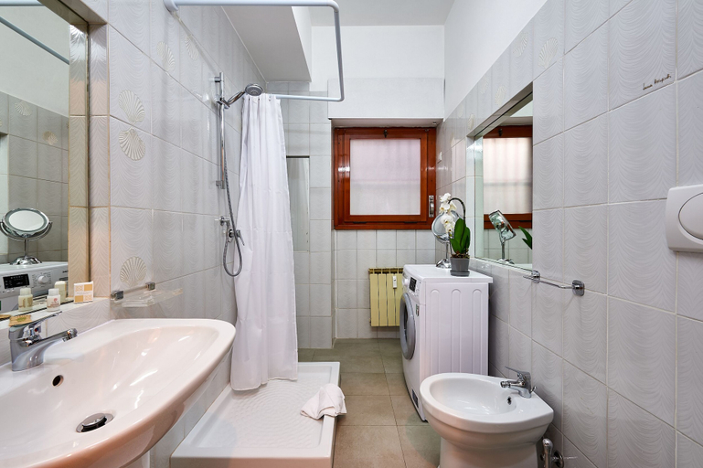 Bathroom 5, Anastasio II apartment, Roma