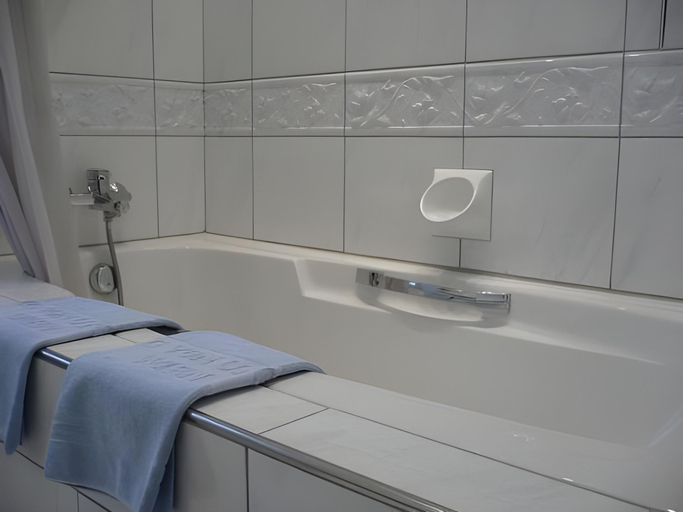 Bathroom 4, Hotel Konig von Ungarn, Wien