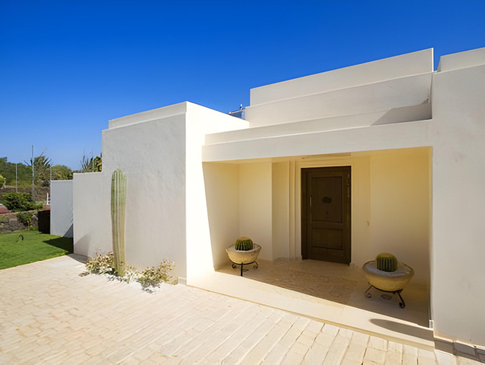 Exterior & Views