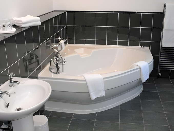 Bathroom 5, Hogarths Stone Manor, Worcestershire