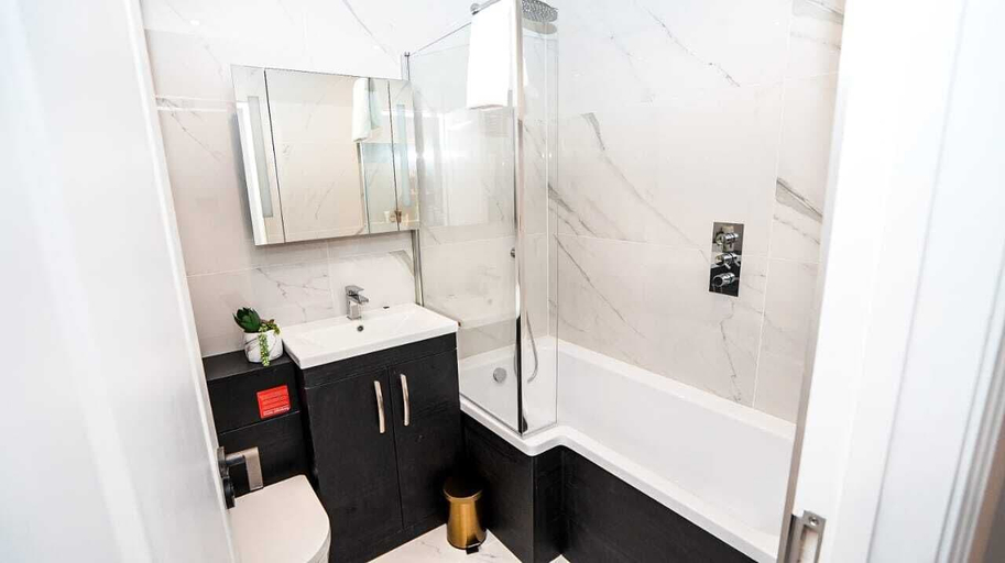 Bathroom 3, 4-Bed 3-Bath Haven Perfect for 8 Guests, Slough