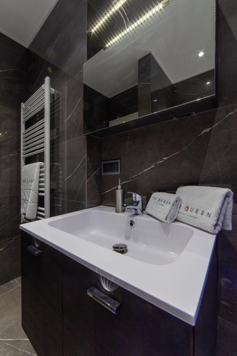 Bathroom 14
