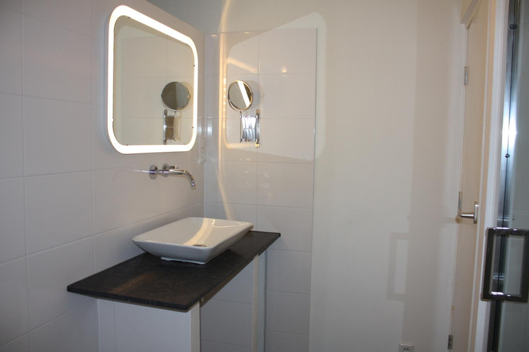 Bathroom 2, At number 6, B&B or bed only, 150 mtr from tram stop 20 min to centre, Amsterdam