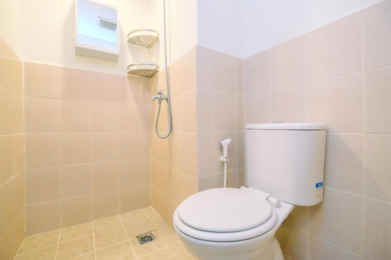 Bathroom 5, Modern Look 2BR at 28th Floor Podomoro Golf View Apartment By Travelio, Bogor