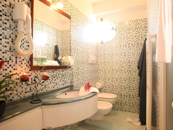 Bathroom 3, Queen Residence, Rimini
