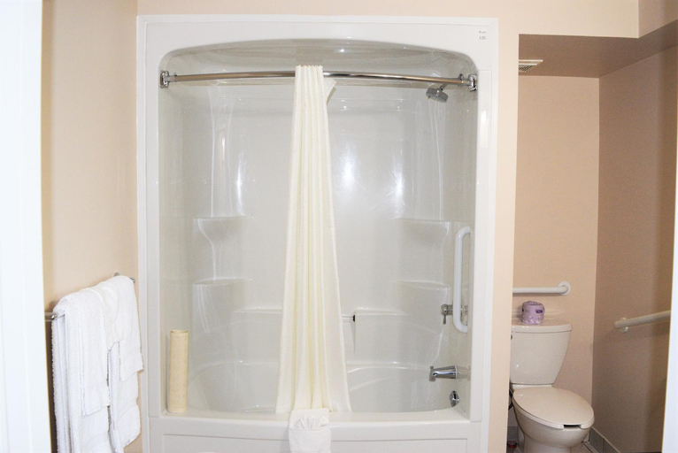 Bathroom 4, Knights Inn - Arnprior ON, Renfrew